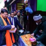 कपकोट बाजार में व्यापारियों से संवाद कर सीएम धामी ने लिया विभिन्न योजनाओं का फीडबैक