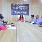 वन भूमि हस्तांतरण के लंबित प्रकरणों में तेजी लाएं, विकास कार्यों में नहीं होनी चाहिए देरी: जिलाधिकारी