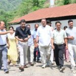 कार्लीगाड़ पहुंचकर कैबिनेट मंत्री गणेश जोशी ने लिया आपदा राहत कार्यों का जायजा